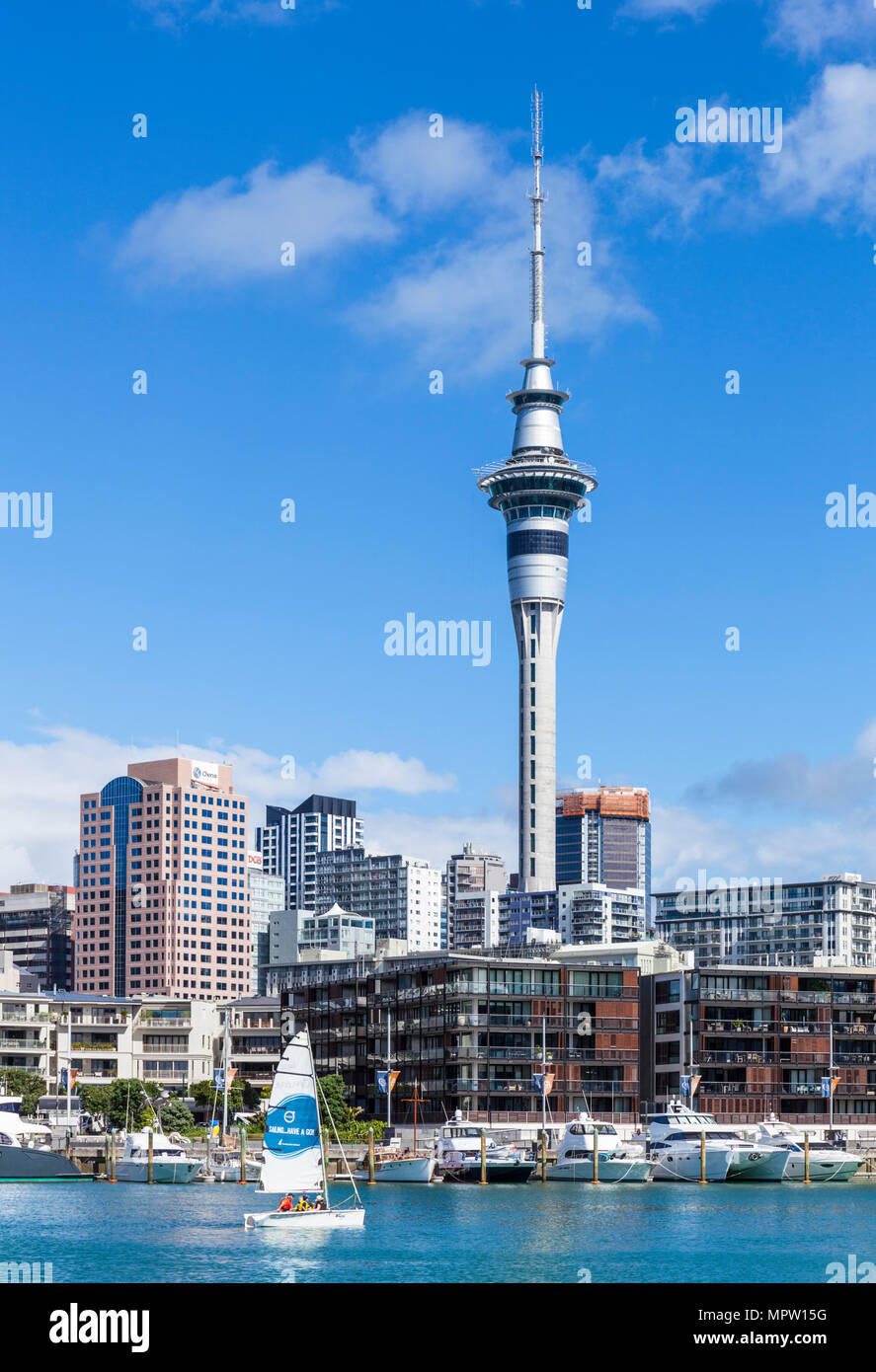 Nuova Zelanda Auckland Nuova Zelanda Isola del nord auckland sky tower dietro il viadotto area del porto di Auckland Nuova Zelanda Isola del nord area del litorale nz Foto Stock