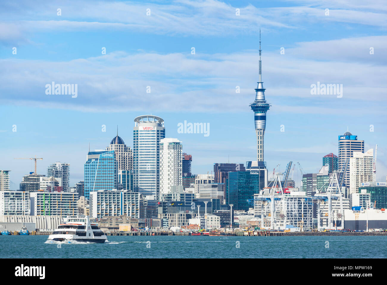 Nuova Zelanda Auckland Nuova Zelanda Isola del nord dello skyline di Auckland Waitemata Harbour con traghetto cbd Sky Tower e la zona del molo del lungomare Foto Stock