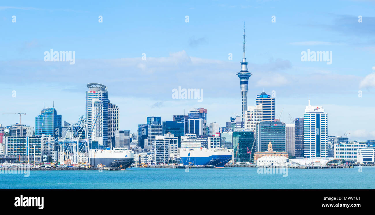 Nuova Zelanda Auckland Nuova Zelanda Isola del nord dello skyline di Auckland Waitemata Harbour panorama di cbd Sky Tower e la zona del molo del lungomare Foto Stock