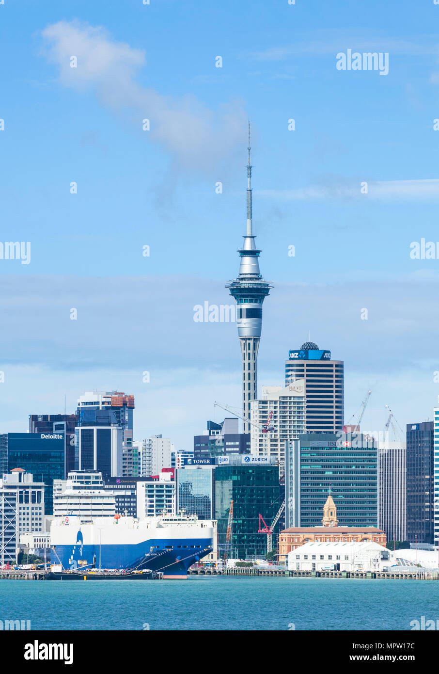 Nuova Zelanda Auckland Nuova Zelanda Isola del nord dello skyline di Auckland Waitemata Harbour cbd Sky Tower e la zona del molo del lungomare auckland nz Foto Stock