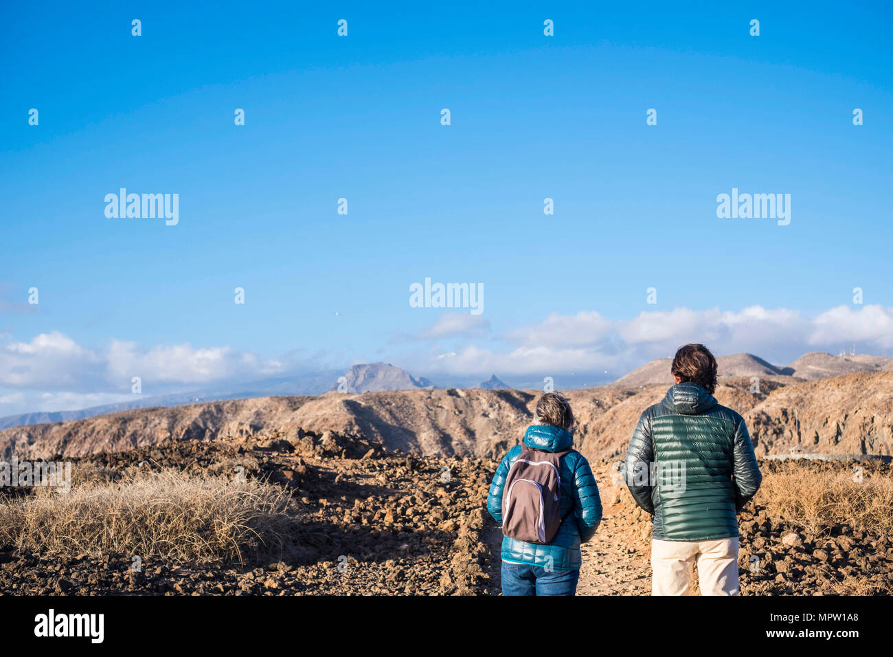 Senior e madre di 45 anno vecchio figlio trascorrere del tempo insieme a piedi su un percorso isolato Foto Stock