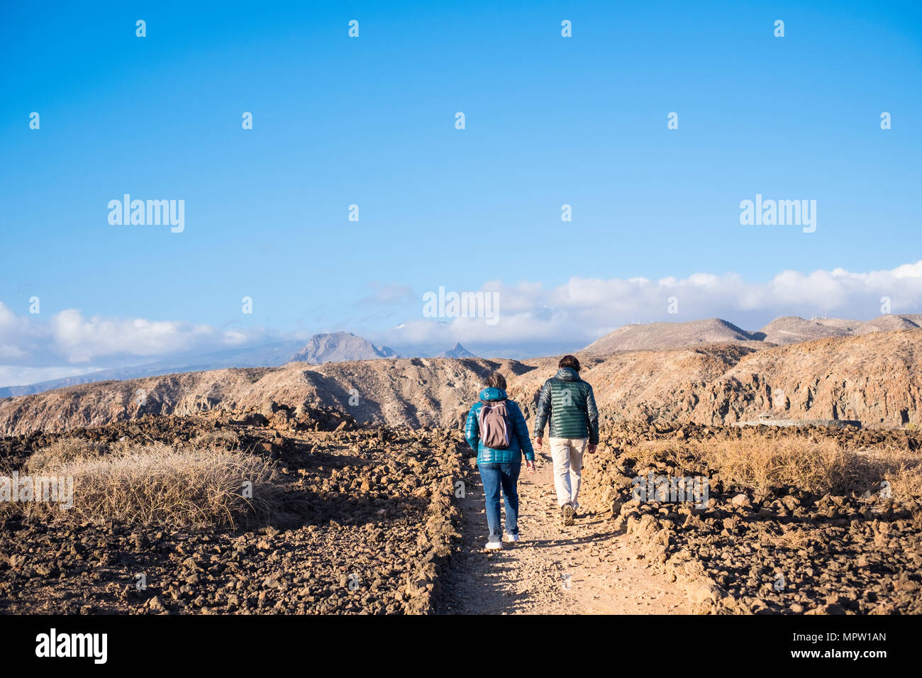 Senior e madre di 45 anno vecchio figlio trascorrere del tempo insieme a piedi su un percorso isolato Foto Stock