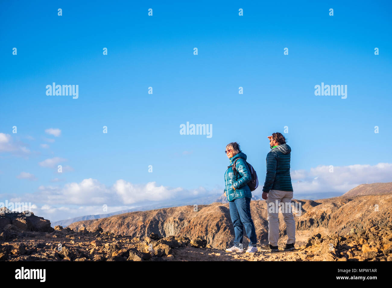 Senior e madre di 45 anno vecchio figlio trascorrere del tempo insieme a piedi su un percorso isolato Foto Stock