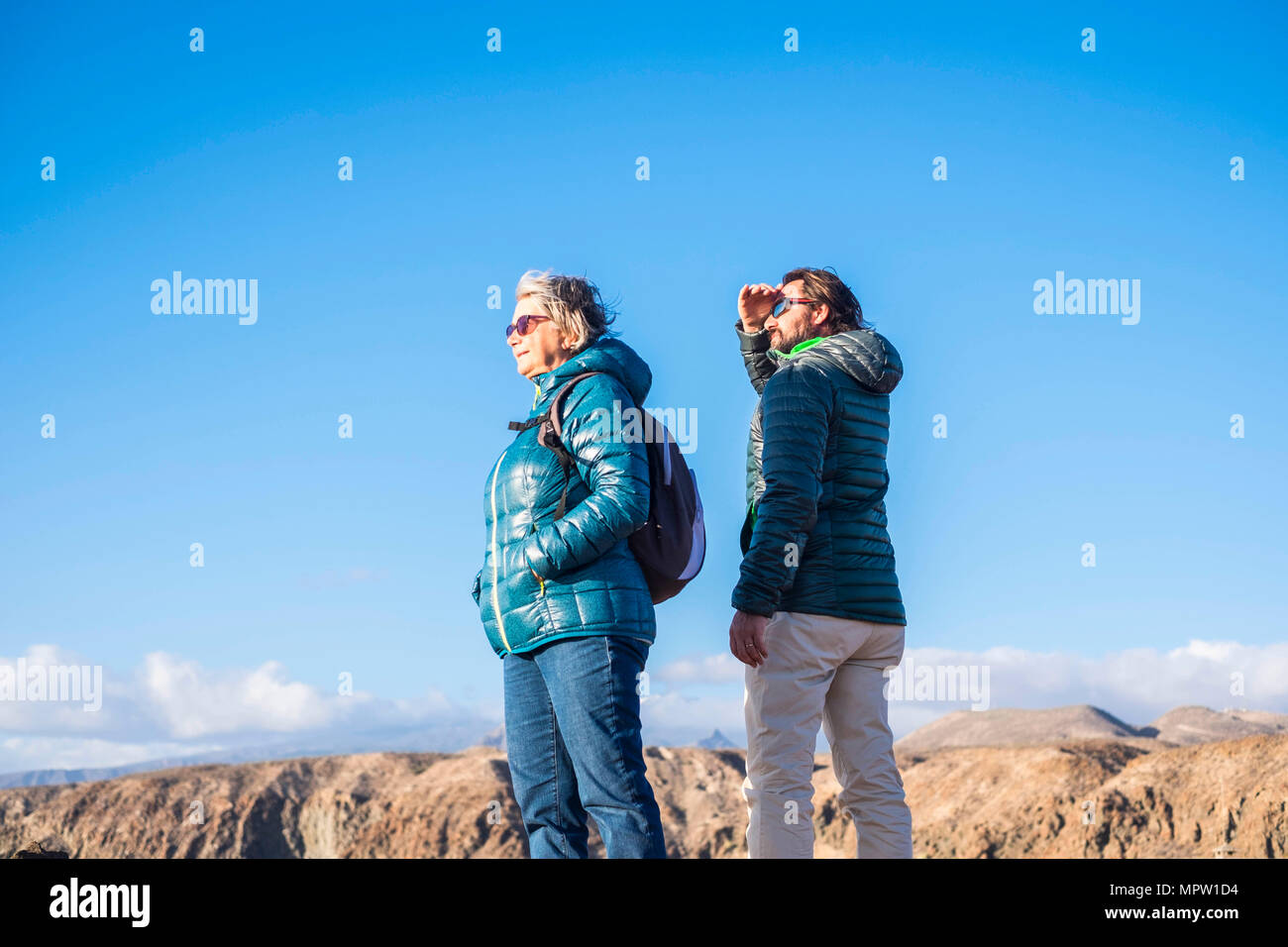 Senior e madre di 45 anno vecchio figlio spendere bene insieme escursionismo e osservando la bellezza che li circonda Foto Stock