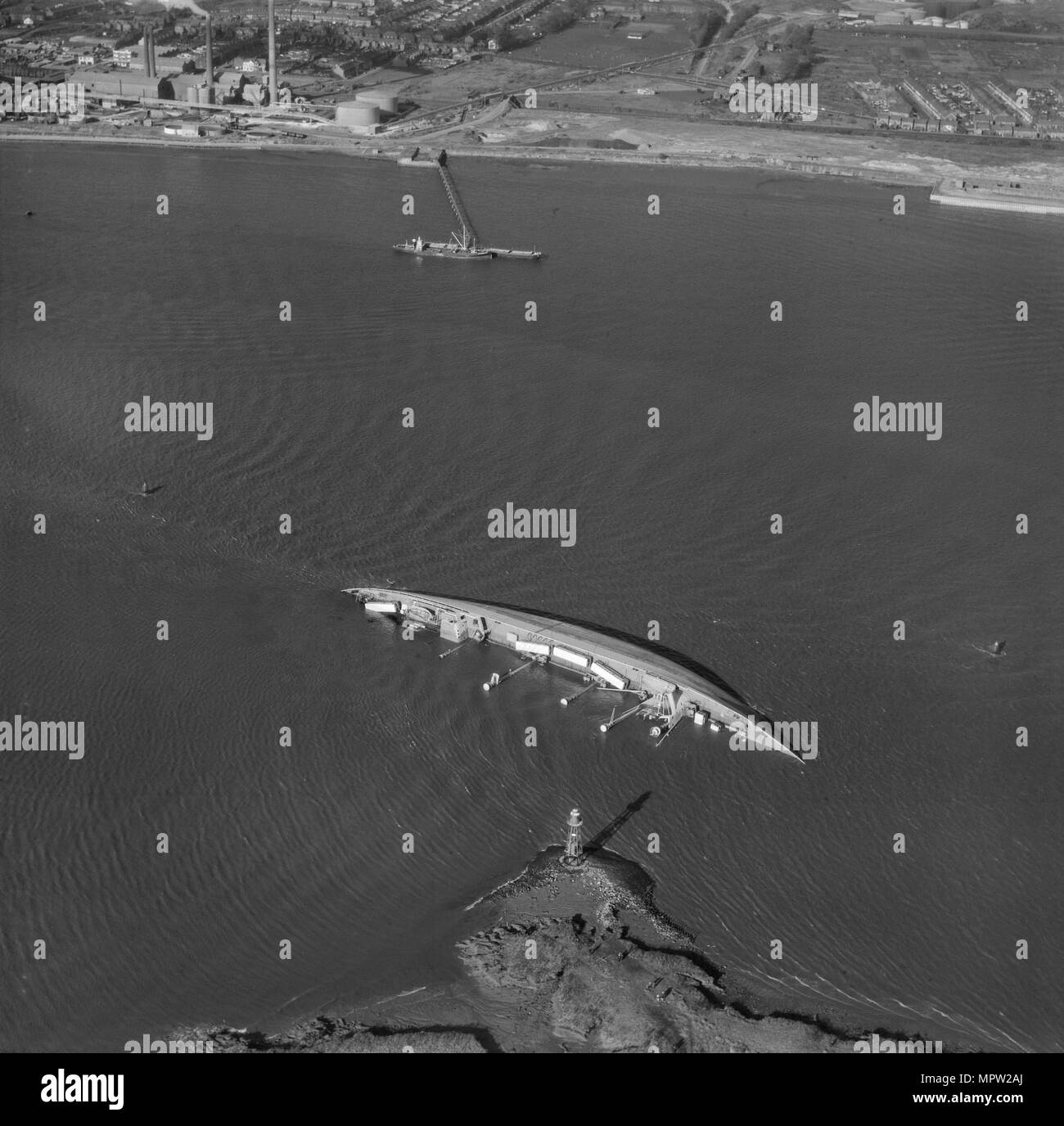 Naufragio a Fiddler's raggiungere sul fiume Thames, London, novembre 1964. Artista: Freeman. Foto Stock