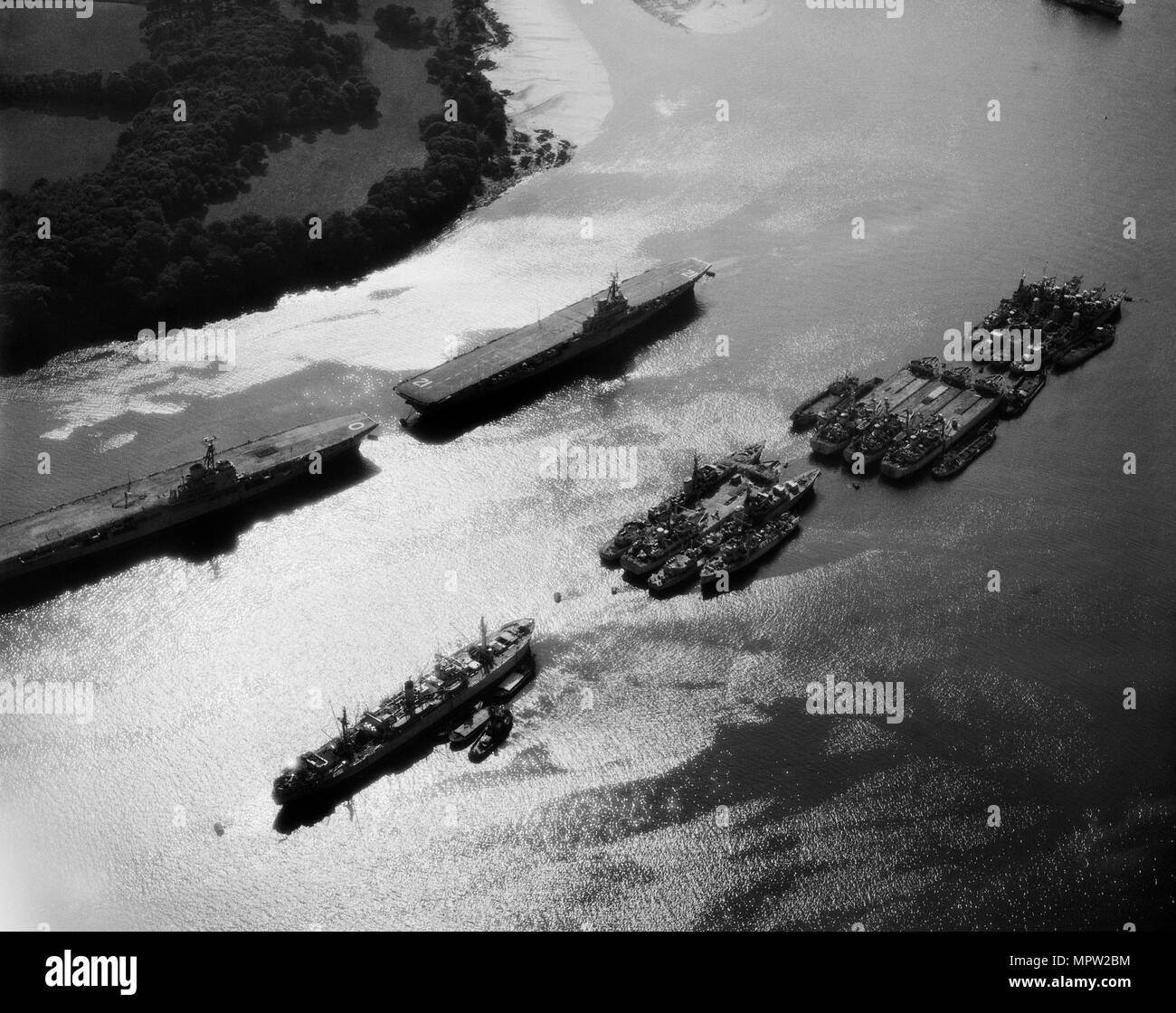 Royal Navy portaerei e altre navi militari sul fiume Tamar, Plymouth Devon, 1959. Artista: Harold Wingham. Foto Stock