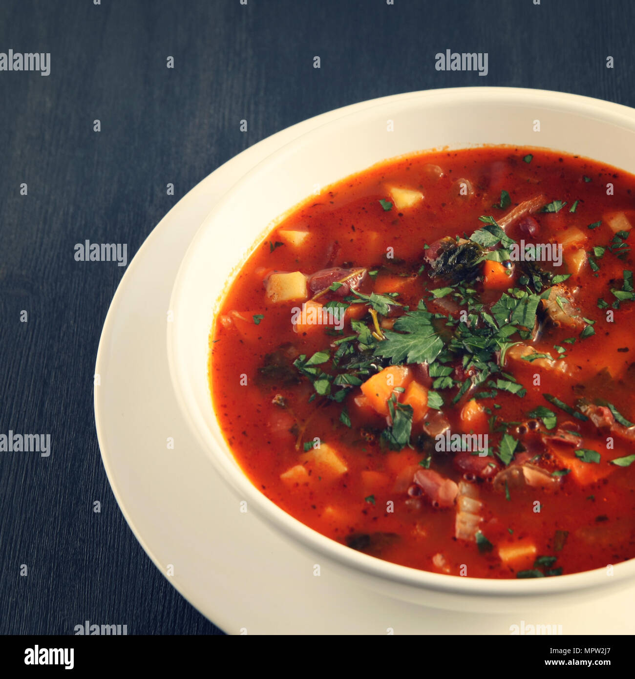 Zuppa di pomodoro con fagioli rossi, patate e carote. Dieta vegana. Cucina Europea. Piatto vegetariano. Corso Principale. Pasto di organico. Tonica foto. Foto Stock