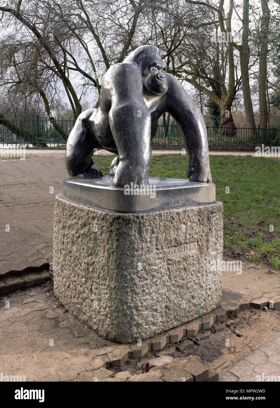 'Ragazzo il Gorilla', la scultura di David Wynne, Crystal Palace Park, Sydenham, Londra, 2016. Artista: Chris Redgrave. Foto Stock