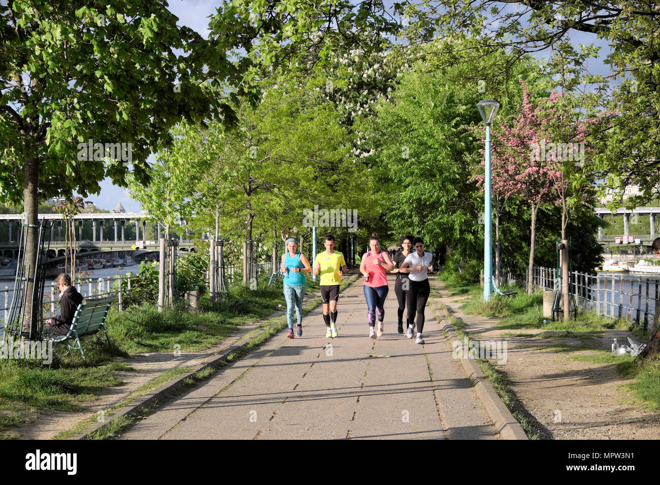 Giovani percorso jogging lungo la Allées des Cygnes vicino al Pont de Bir-Hakeim e il fiume Senna in primavera a Parigi Francia Europa KATHY DEWITT Foto Stock