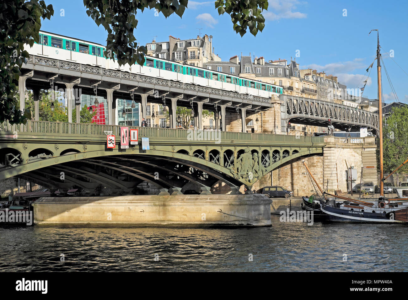 Vista del Pont de Bir Hakeim bridge precedentemente Passy dall'île aux Cygnes livello due ponti sul fiume Senna a Parigi Francia Europa KATHY DEWITT Foto Stock