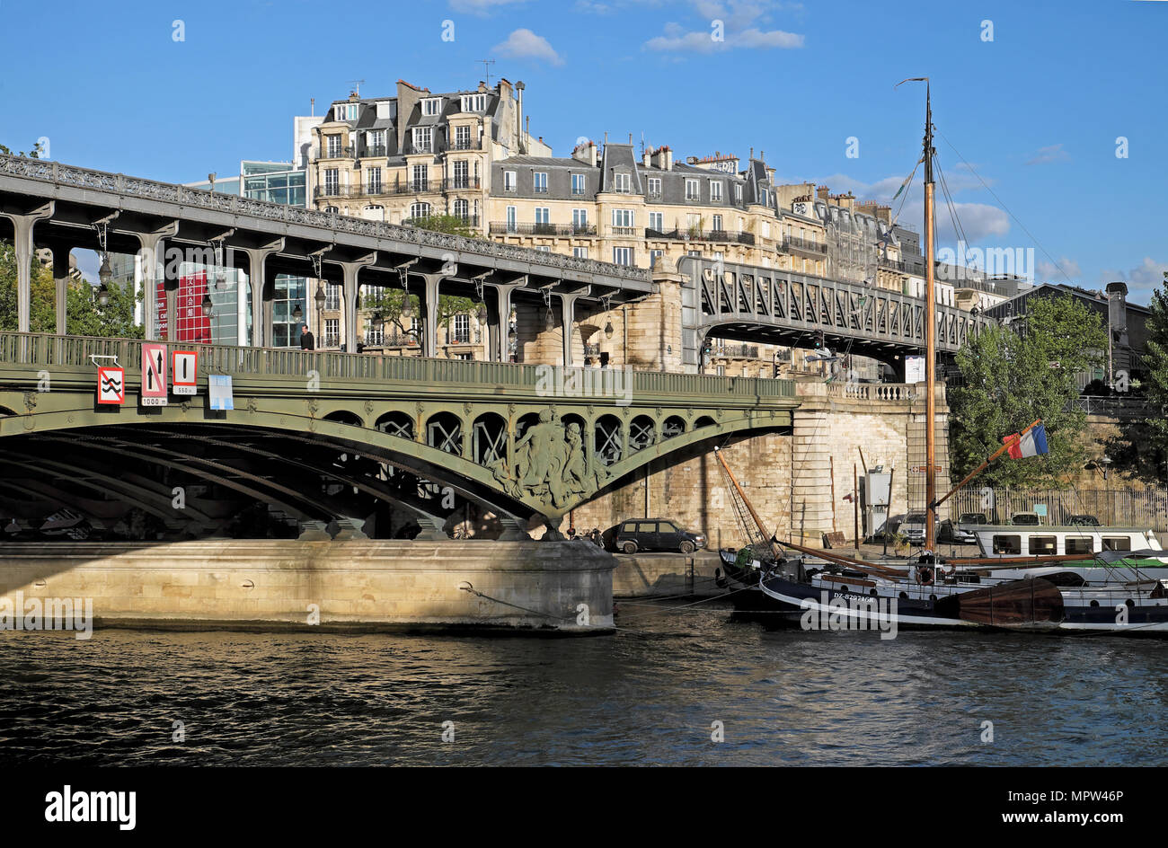 Vista del Pont de Bir Hakeim bridge precedentemente Passy dall'île aux Cygnes livello due ponti sul fiume Senna a Parigi Francia Europa KATHY DEWITT Foto Stock