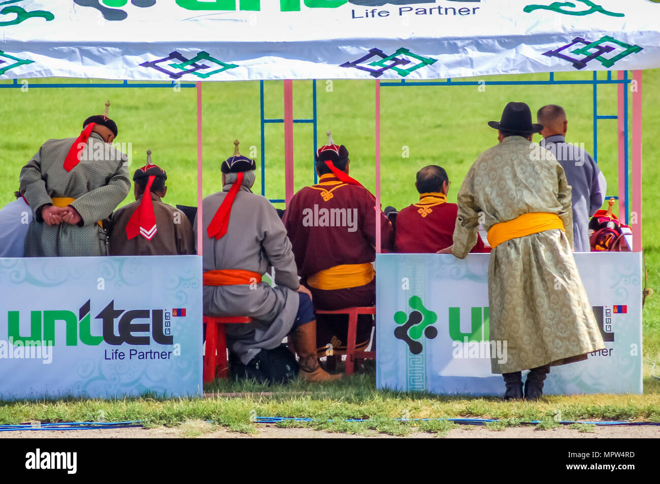 Ulaanbaatar, in Mongolia - Luglio 11, 2010: funzionari vestito in deel tradizionali a Nadaam cerimonia di apertura al capitale Ulaanbataar. Foto Stock