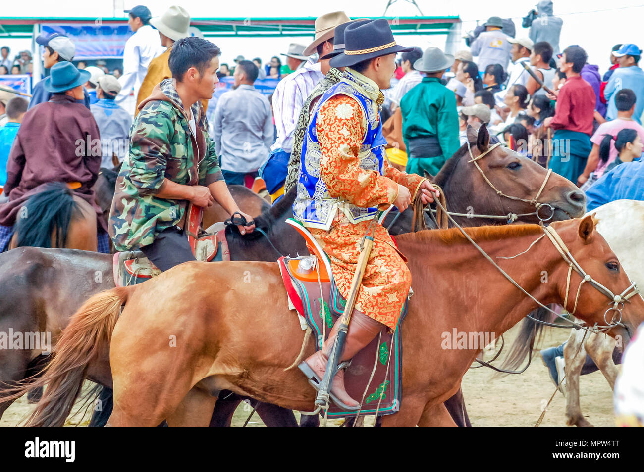Khui Doloon Khudag, Mongolia - Luglio 12, 2010: Cavalieri Nadaam a cavallo di razza sulla steppa capitale esterno Ulaanbaatar. Foto Stock