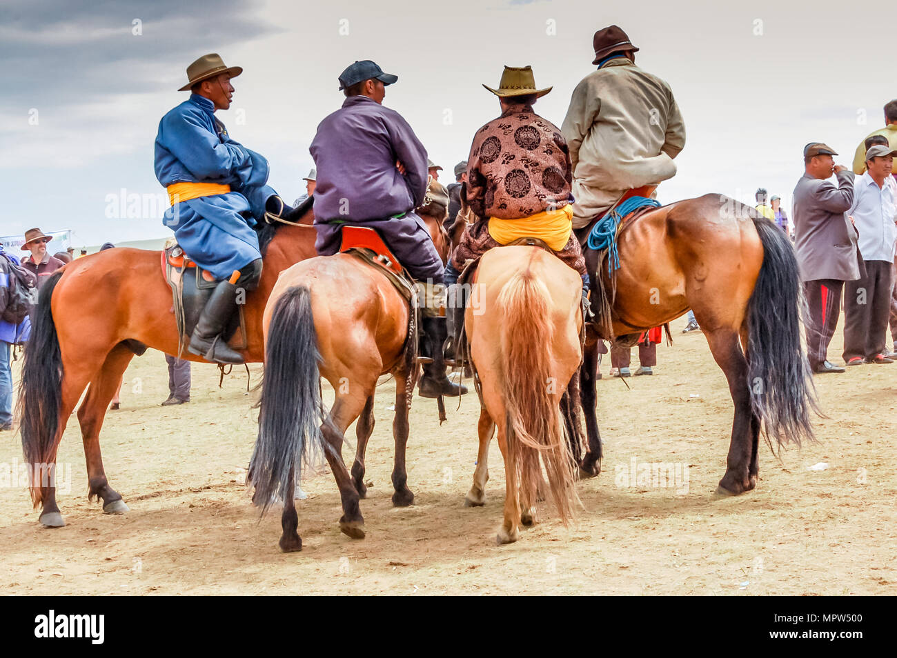 Khui Doloon Khudag, Mongolia - Luglio 12, 2010: Cavalieri Nadaam a cavallo di razza sulla steppa capitale esterno Ulaanbaatar. Foto Stock