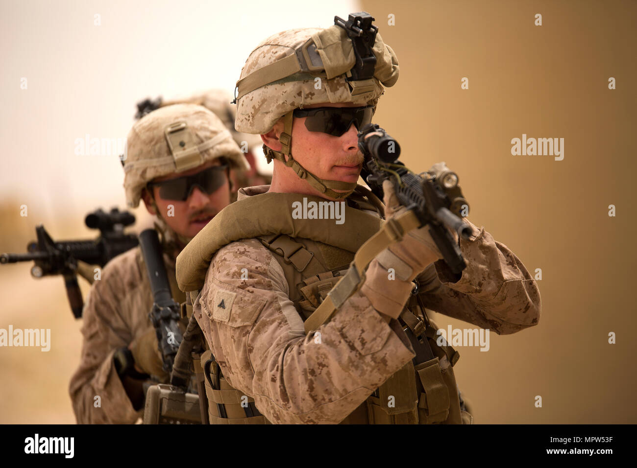 Forward Operating base Gerber è un sito militare statunitense in Kuwait utilizzato per l'addestramento sul campo. Il 14 aprile 2017, i Marines della compagnia indiana, 3rd Battalion, 6th Marine Regiment, 24th Marine Expeditionary Unit condussero pattugliamenti simulati e perforazioni di compensazione composte durante un'evoluzione di addestramento al mantenimento. L'immagine d'archivio registra un fuciliere che funge da uomo di punta per la sua squadra di vigili del fuoco durante l'esercizio. Foto Stock