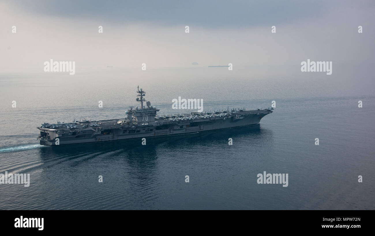 170415-N-BL637-024 SUNDA STRAIT (15 aprile 2017) La portaerei USS Carl Vinson (CVN 70) transita il Sunda stretto. La Carl Vinson Carrier Strike gruppo è su un regolarmente programmati Pacifico occidentale la distribuzione come parte degli Stati Uniti Flotta del pacifico-led iniziativa di estendere il comando e le funzioni di controllo di Stati Uniti 3a flotta. U.S Navy portaerei strike gruppi hanno pattugliato il Indo-Asia-Pacifico regolarmente e sistematicamente per più di 70 anni. (U.S. Foto di Marina di Massa lo specialista di comunicazione 2a classe Sean M. Castellano/rilasciato) Foto Stock