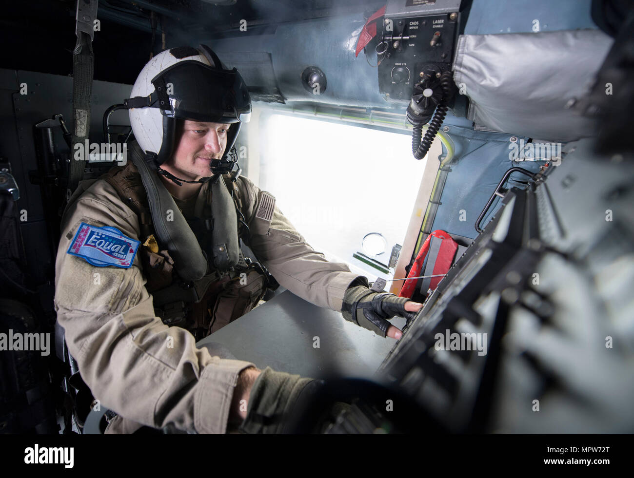 170414-N-pp996-310 OCEANO INDIANO (14 aprile 2017) Aircrewman navale (Tactical elicottero) 2a classe Brett Timmons, da Indianapolis, opera un radar console su un MH-60R elicottero elicottero marittima Strike Squadron (HSM) 37 attaccato al Arleigh Burke-class guidato-missile destroyer USS Michael Murphy (DDG 112). Michael Murphy è su un regolarmente programmati Pacifico occidentale di implementazione con la Carl Vinson Carrier Strike gruppo come parte dell'U.S. Flotta del pacifico-led iniziativa di estendere il comando e le funzioni di controllo di Stati Uniti 3a flotta. Stati Uniti Navy portaerei strike gruppi hanno pattugliato t Foto Stock