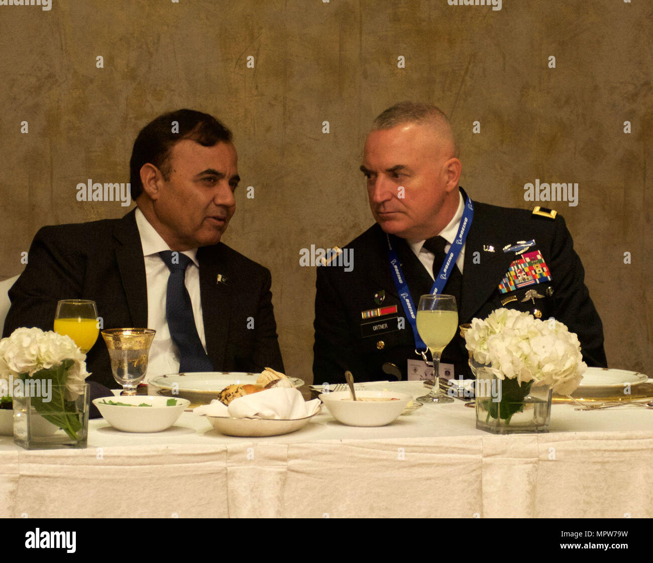 Il Mag. Gen. Blake C. Ortner, ventinovesima divisione di fanteria Comandante generale e Pakastani Ambasciatore in Kuwait parlare al Kuwait International Air Power e difesa Simposio pranzo Marzo 27, 2017 al Regency Hotel, Kuwait City in Kuwait. KIAPADS era tenuto in commemorazione della liberazione del Kuwait. (Foto di U.S. Esercito Capt. Christy Hanson, ventinovesima divisione di fanteria PAO) Foto Stock