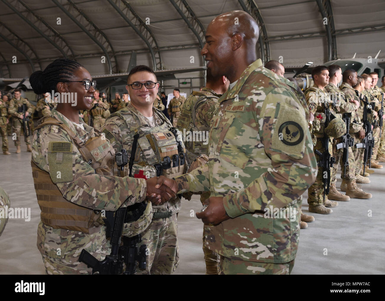 Capo Comandante Sergente della Air Force Kaleth O. Wright, riconosce il personale Sgt. Kiara Smith, Treno, consulenza, assistenza Command-Air (TAAC-aria) intelligence advisor, per prestazioni eccezionali a Kabul Air Wing, Afghanistan, 13 aprile 2017. Gen. Stephen Wilson, vice capo di Stato Maggiore delle Forze aeree; Wright; Il Mag. Gen. James Hecker, 9 dell'aria e dello spazio di attività Expeditionary Force-Afghanistan commander; e Chief Master Sgt. Lisa Arnold, nono AETF-un comando chief; visitato il 438th Air Expeditionary Wing e TAAC-aria. Brig. Gen. David Hicks, 438th AEW e TAAC-comandante dell'aria, e un contingente di TAAC-coalizione di aria Foto Stock