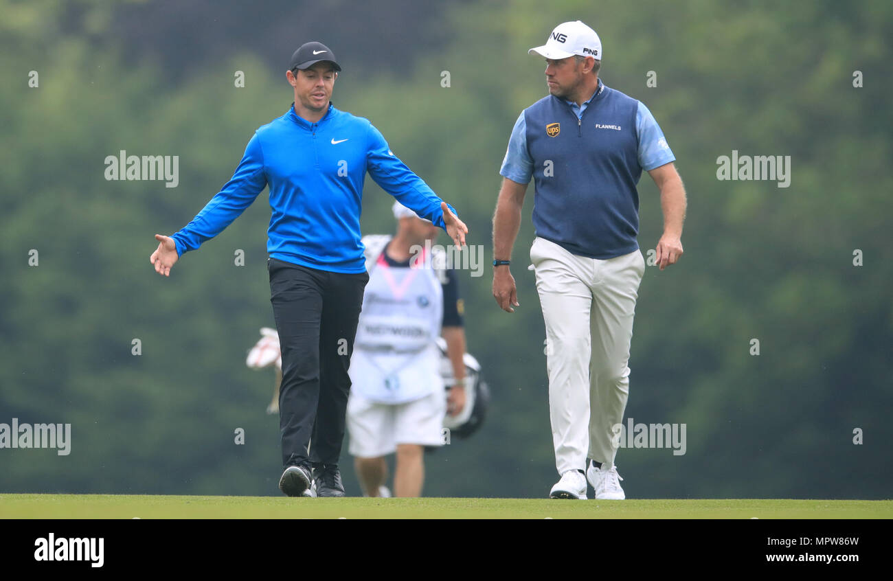 In Irlanda del Nord la Rory McIlroy (sinistra) e l'Inghilterra del Lee Westwood a piedi fino al XVIII durante il giorno uno del 2018 BMW PGA Championship di Wentworth Golf Club, Surrey. Foto Stock