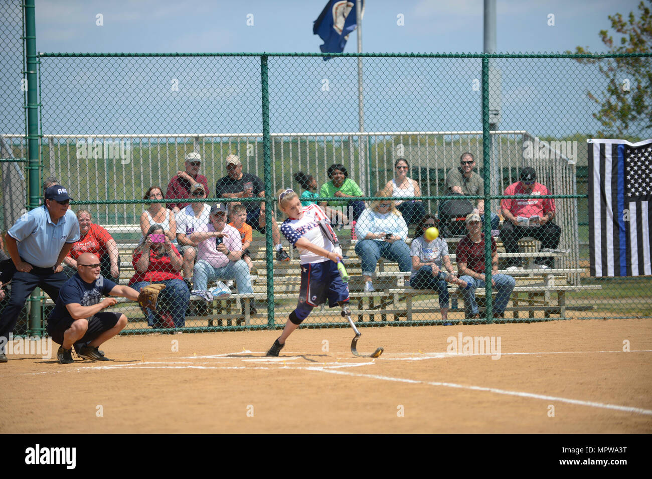 Ritirato U.S. Air Force Senior Airman Heather Carter, guerriero ferito amputato Softball Team stati colpisce la palla durante il gioco WWAST contro il Newport News la polizia e i vigili del fuoco in Newport News, Va., 15 aprile 2017. Il WWAST atleti giocare contro atleti normodotati nelle manifestazioni in tutto il paese per ispirare coloro che affrontano le avversità. (U.S. Air Force foto/Airman 1. Classe Kaylee Dubois) Foto Stock