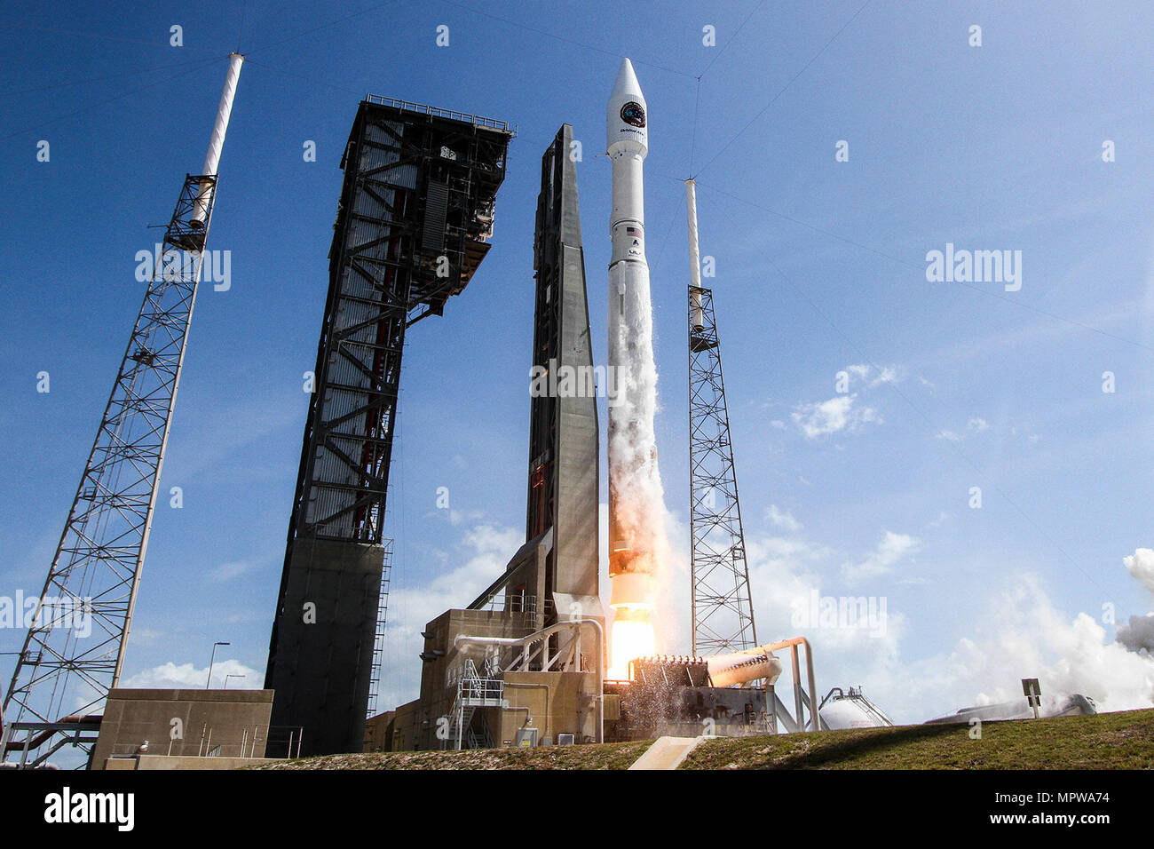 Gli Stati Uniti Air Force il quarantacinquesimo ala spazio supportato NASA il successo del lancio di Orbital ATK della Cygnus navicella spaziale a bordo di un regno lancio Alleanza Atlas V rocket from Space Launch Complex 41 qui 18 Aprile a 11:11 a.m. ET. Foto Stock