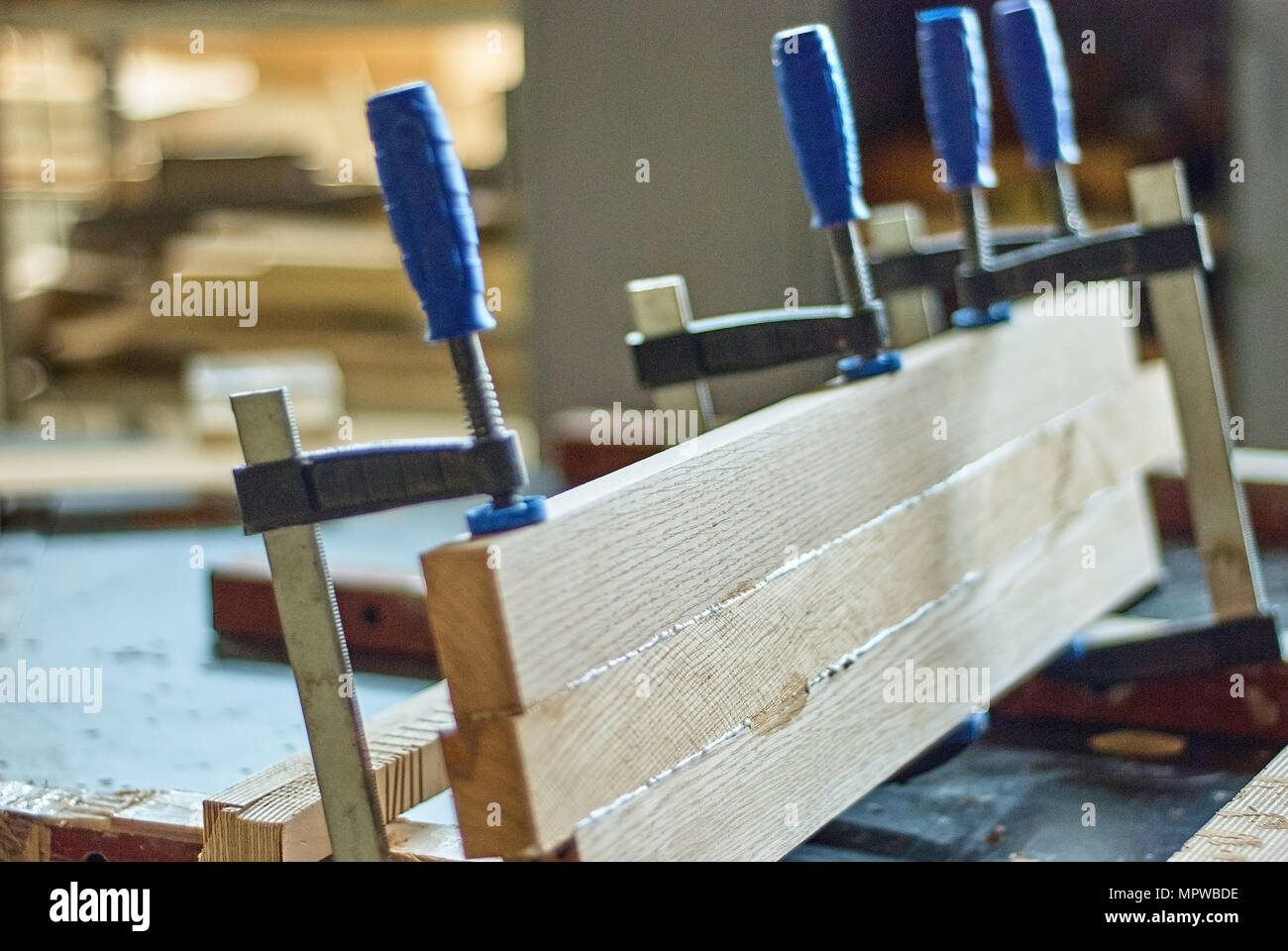 Falegnameria. Incollaggio e bloccaggio di tavole di legno. Pannelli massicci di legno. Primo piano Foto Stock