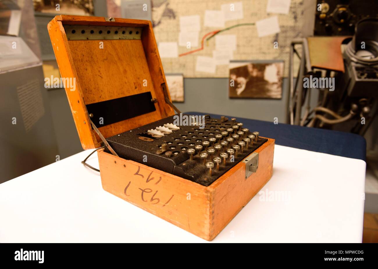 Il 18 aprile 2017, il Museo Nazionale della Marina degli Stati Uniti ha  accolto con favore l'arrivo di un quattro-rotore macchina Enigma dalla  Cryptologic Display di comando in Pensacola, FL. Acquisita dal