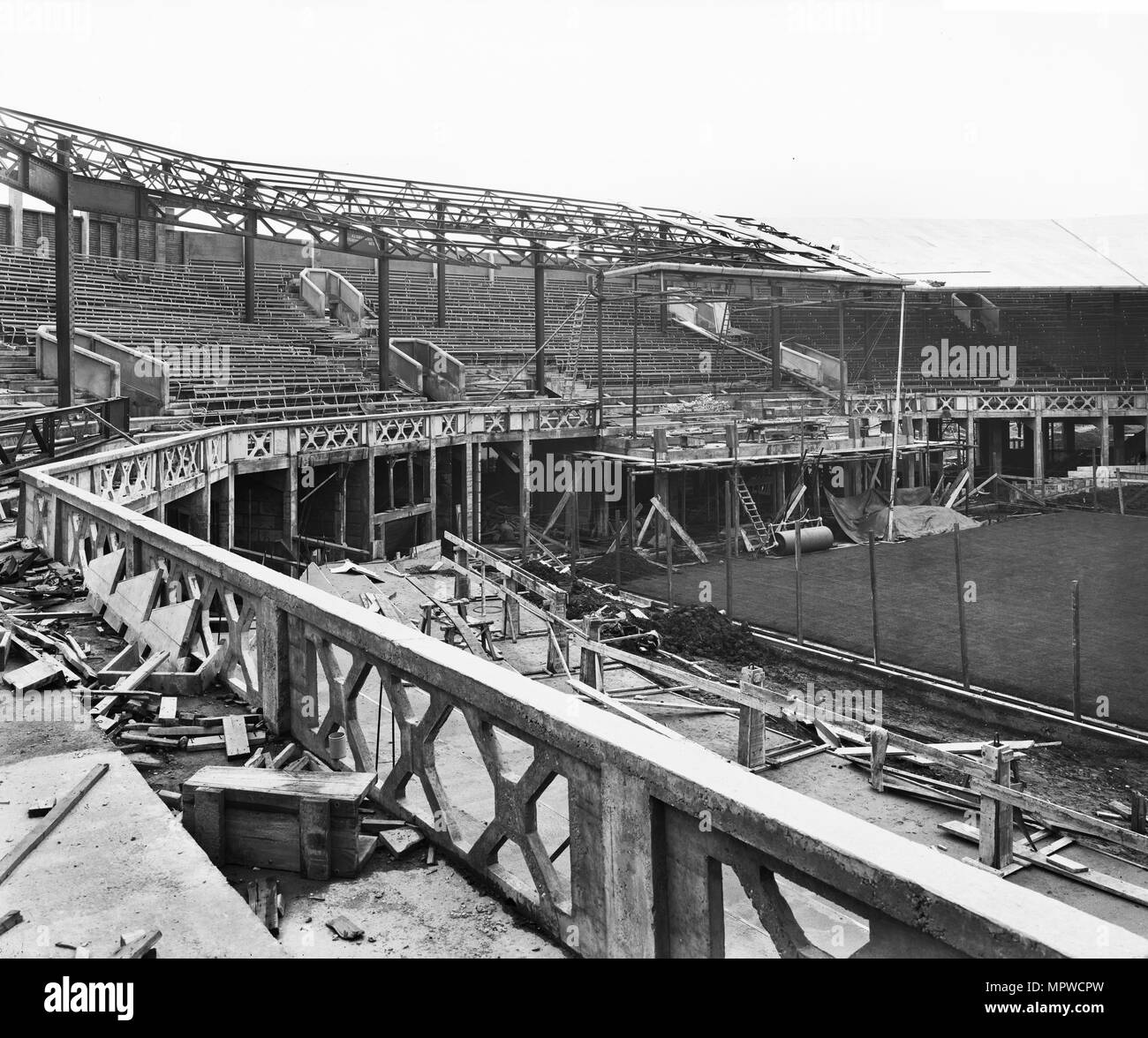 Corte centrale in costruzione, All England Lawn Tennis e Croquet Club, Wimbledon, Londra, 1922. Artista: Bedford Lemere e società. Foto Stock