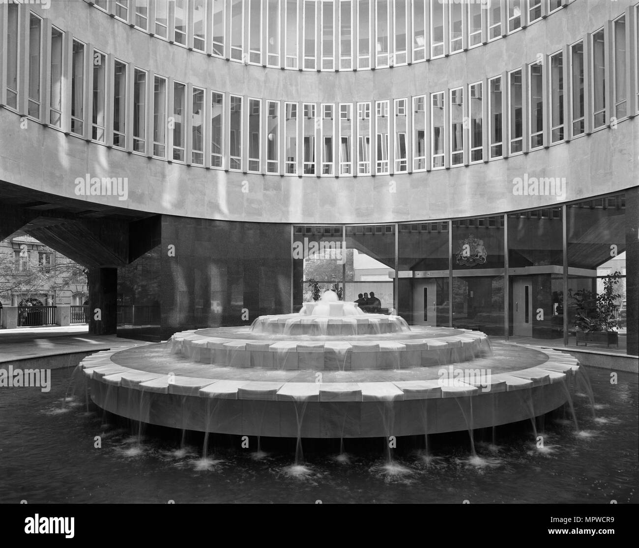 Fontana nel cortile, Ambasciata Britannica uffici, 16 Calle Fernando El Santo, Madrid, Spagna, 1966. Artista: sconosciuto. Foto Stock