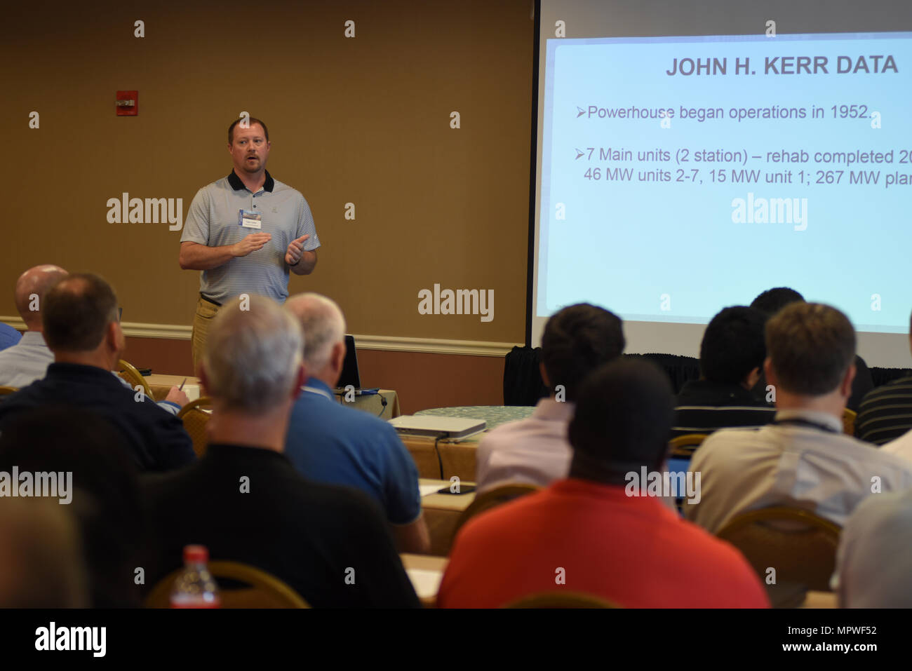 Tyler Carter, John H. Kerr fucina di diga in Boydton, Virginia, parla di un generatore bay piano progetto di sostituzione durante il quarantesimo congiunta annuale Conferenza Hydropower Aprile 19, 2017 in Nashville Tennessee (USACE foto di Leon Roberts) Foto Stock