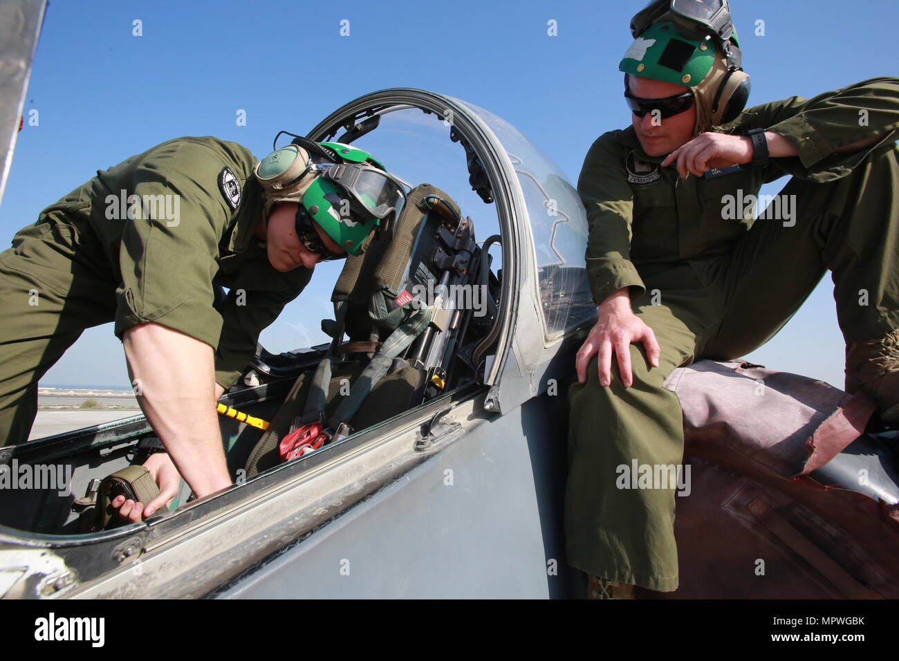 Stati Uniti Marine Corps Sgt. Paul Daniels e Lance Cpl. Nathan Derouin, attrezzatura di sicurezza meccanica distribuita in sostegno della Combined Joint Task Force - Funzionamento inerenti risolvere, assegnato al Marine squadrone di attacco 231 per scopi speciali Air-Ground Marine Task Force-Crisis Response-Central comando, sostituire un sedile di espulsione in un AV-8B Harrier, 27 febbraio 2017. SPMAGTF-CR-CC continua il suo impegno a sostegno della funzione OIR e USCENTCOM attraverso l'occupazione di kinetic aerei sciopero missioni, la cooperazione in materia di sicurezza e di risposta in caso di crisi le risorse all'interno della regione. CJTF-funzione OIR è la coalizione globale per sconfiggere ISIS in Iraq e Sy Foto Stock