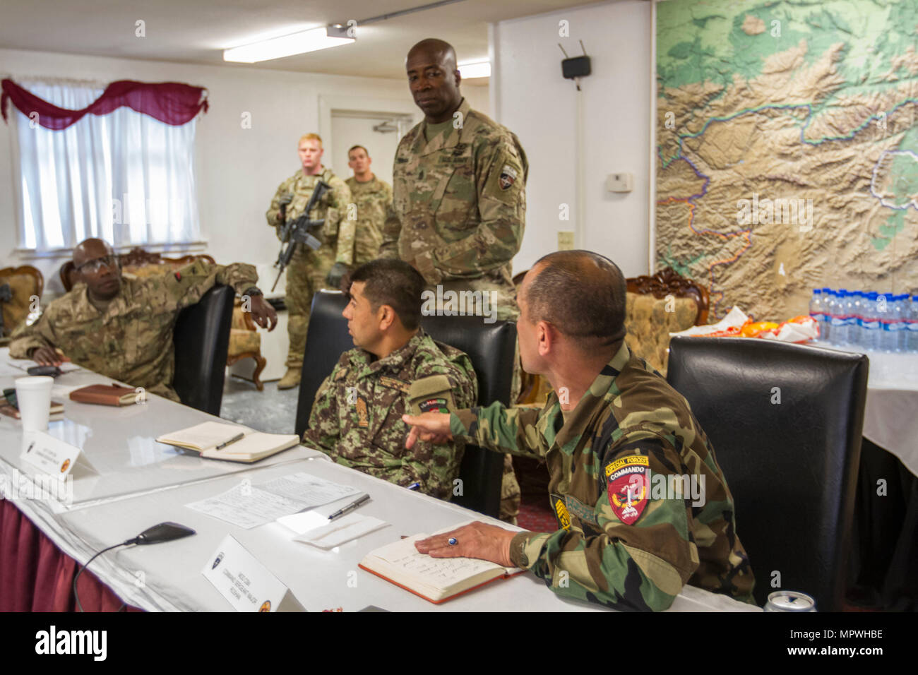 L Esercito nazionale afgano Sgt di comando. Il Mag. Safi Roshan discutere le prassi emergenti nei paesi in via di sviluppo e utilizzando il corpo di NCO per aiutare a superare le altre sfide che deve affrontare la ANA con i senior leader in Afghanistan. (Foto di Sgt. 1. Classe Eliodoro Molina) Foto Stock