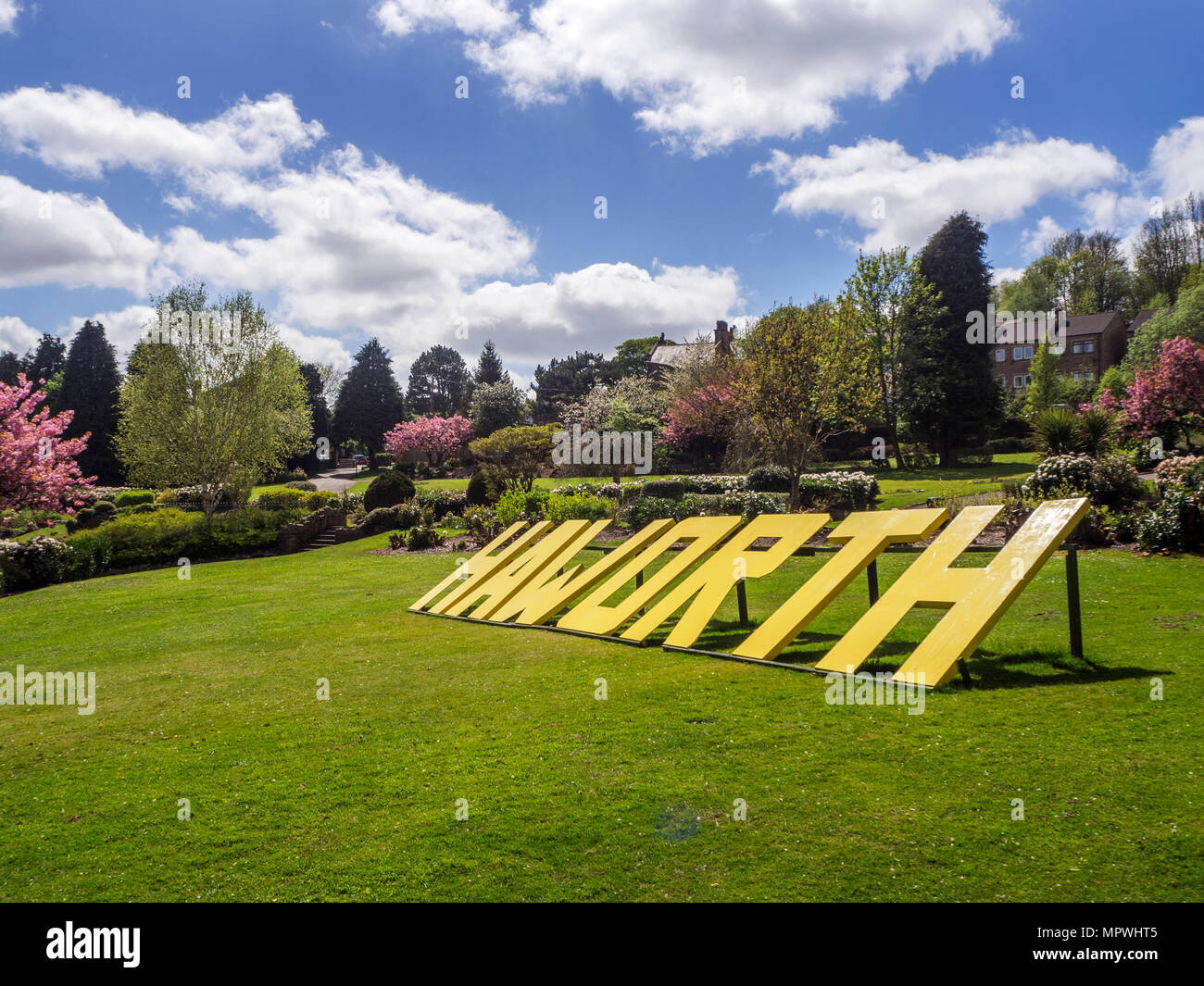Haworth segno posto a Central Park per il Tour de Yorkshire 2018 a Haworth West Yorkshire Inghilterra Foto Stock