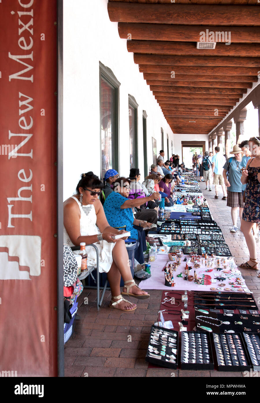 Gioielli indiani mercato avviene quasi ogni giorno sotto il portale nord  del palazzo dei Governatori su Santa Fe la storica piazza Foto stock - Alamy