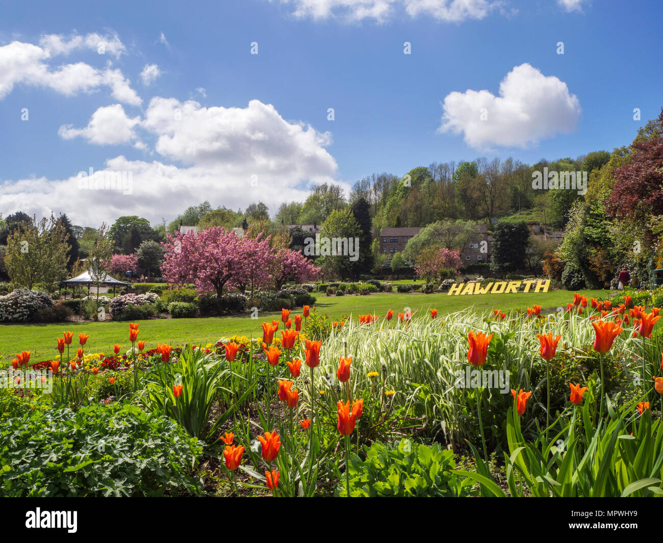 Haworth segno posto a Central Park per il Tour de Yorkshire 2018 a Haworth West Yorkshire Inghilterra Foto Stock