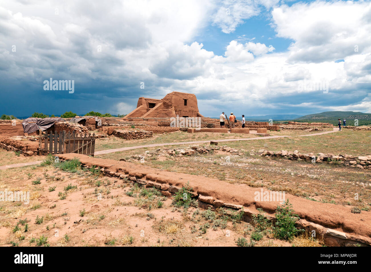 La drammatica rimane di una seconda missione francescana chiesa dominano le rovine di Pecos Pueblo Missione Spagnola, 25 miglia a sud est di Santa Fe. Pecos Foto Stock