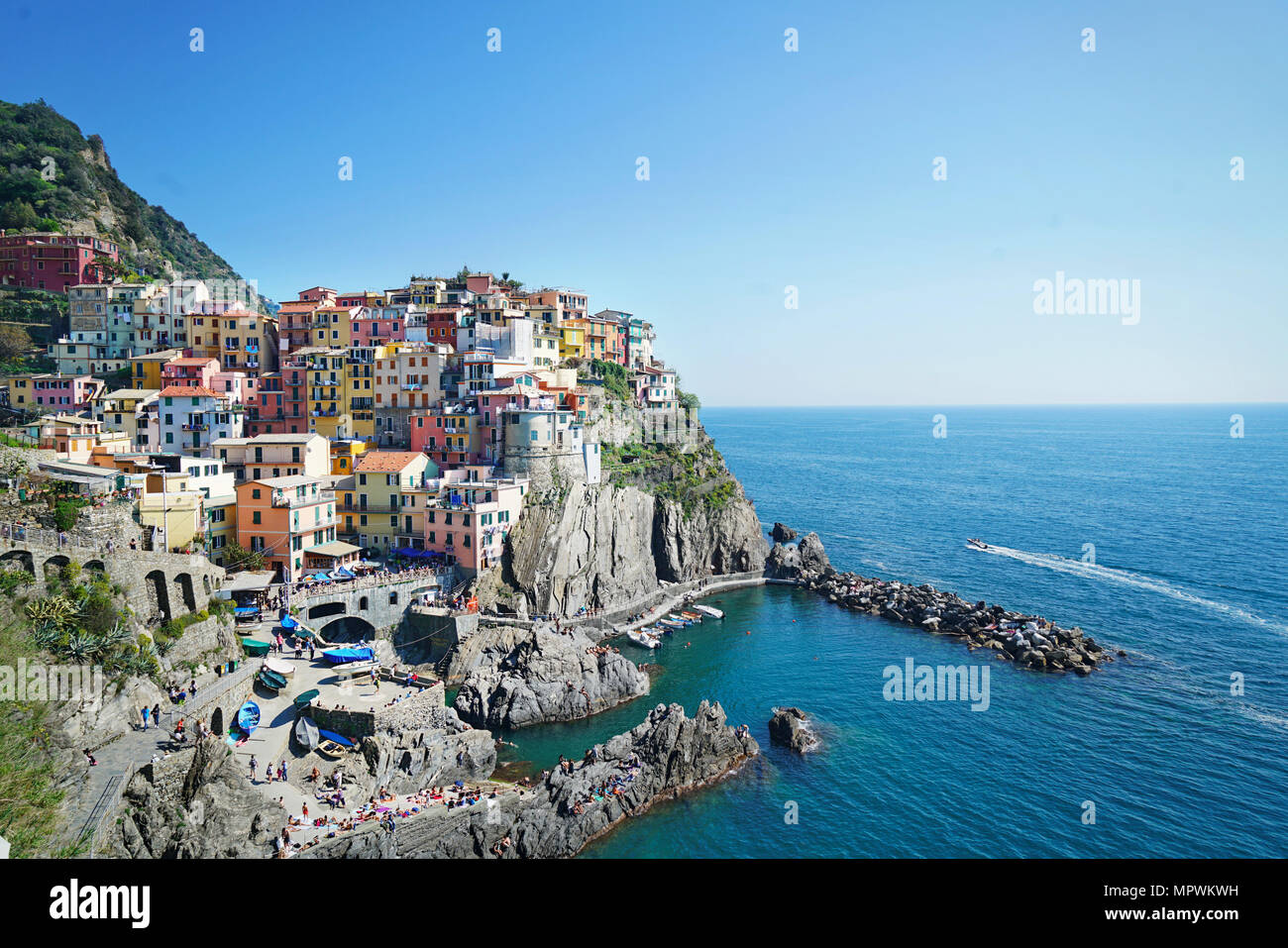 Bellissima vista della città di Manarola. È uno dei cinque famosi villaggi colorati del Parco Nazionale delle Cinque Terre in Italia Foto Stock