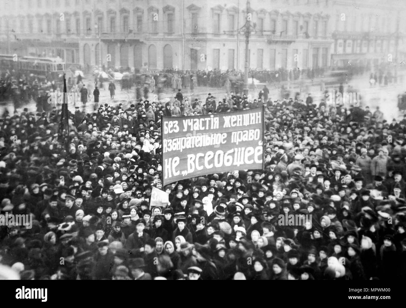 Il suffragio femminile dimostrazione sul Nevskij Prospekt in Petrograd il 8 marzo 1917, 1917. Foto Stock