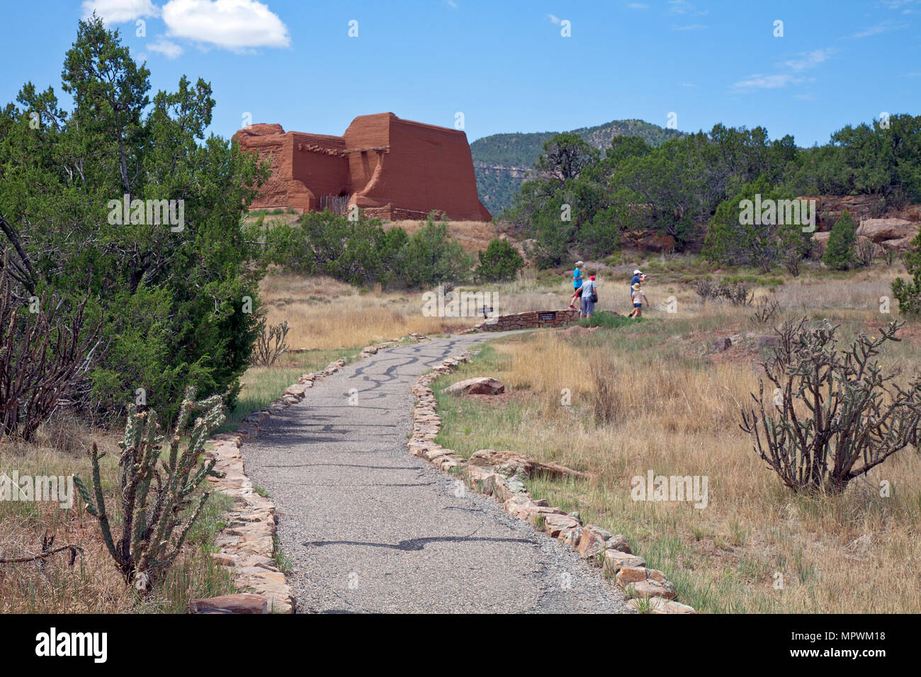 Una famiglia segue le missioni rovine Trail a Pecos National Historical Park di San Miguel e Santa Fe contee, Nuovo Messico. Escursione di un giorno da Santa Fe. Foto Stock