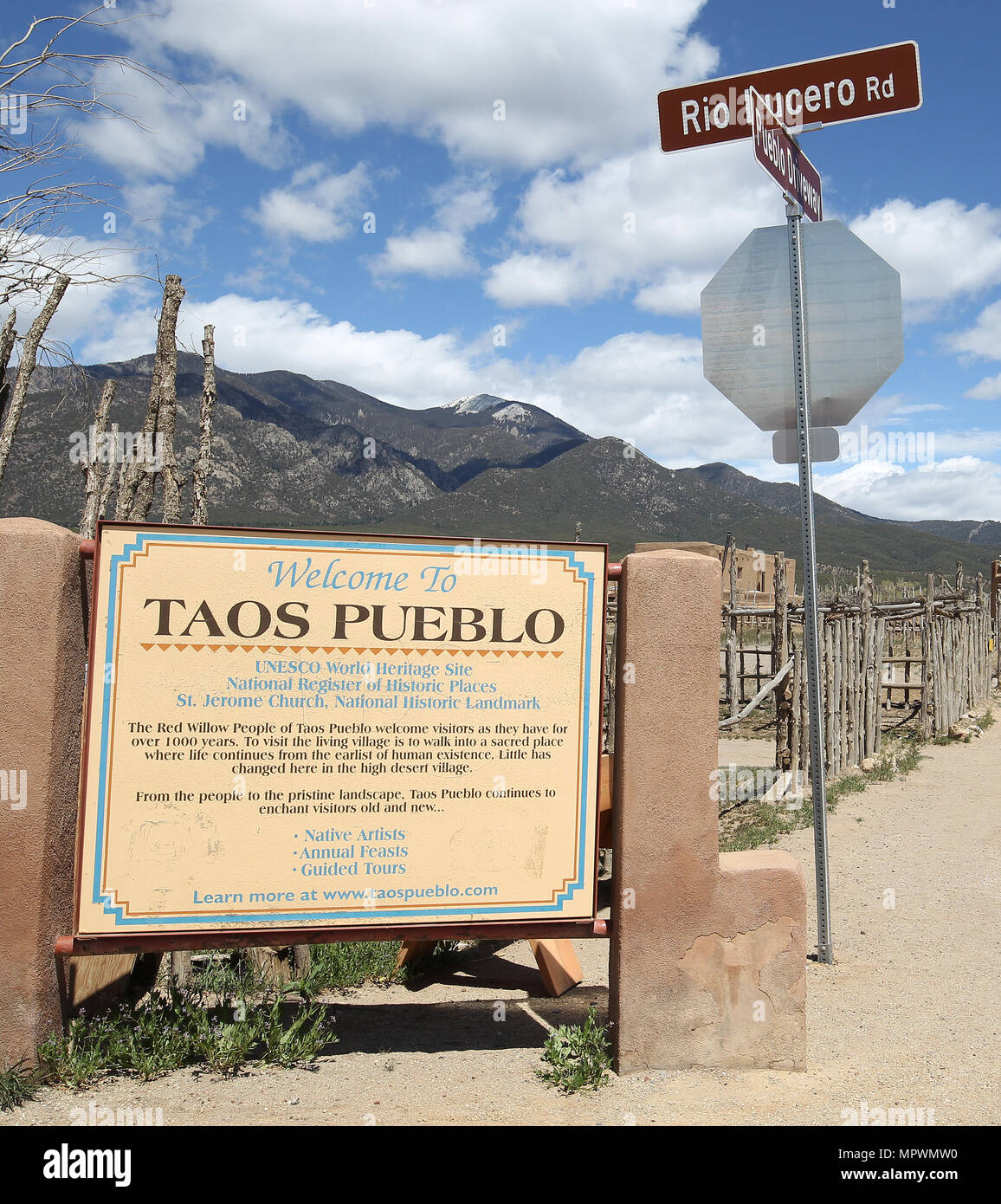 Taos Pueblo di Taos, Nuovo Messico caratteristiche Multi storied Adobe case, San Geronimo chiesa cattolica Foto Stock