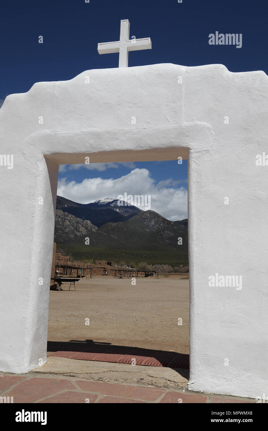 Taos Pueblo di Taos, Nuovo Messico caratteristiche Multi storied Adobe case, San Geronimo chiesa cattolica Foto Stock