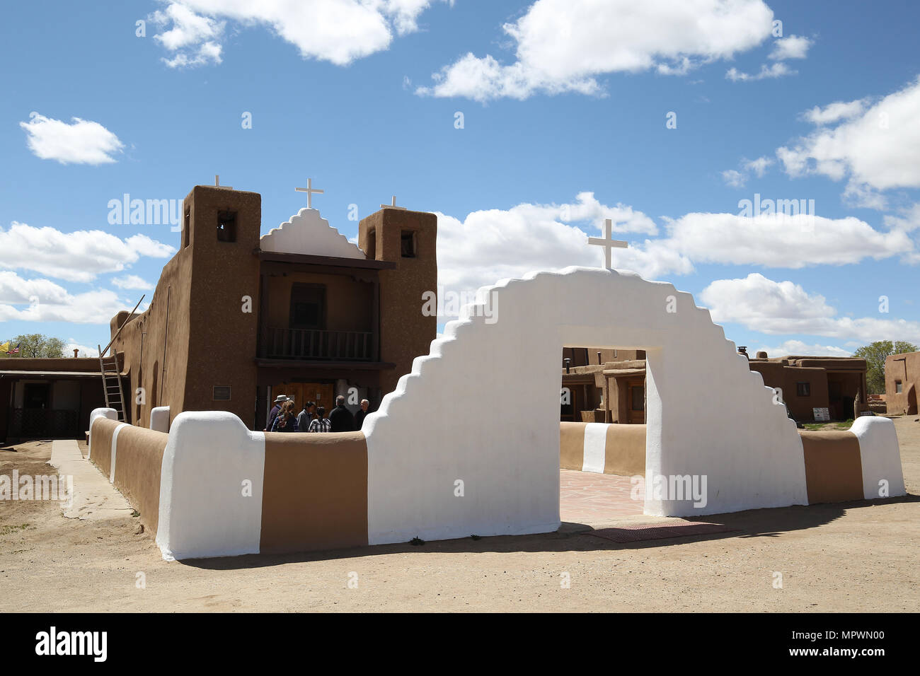 Taos Pueblo di Taos, Nuovo Messico caratteristiche Multi storied Adobe case, San Geronimo chiesa cattolica Foto Stock