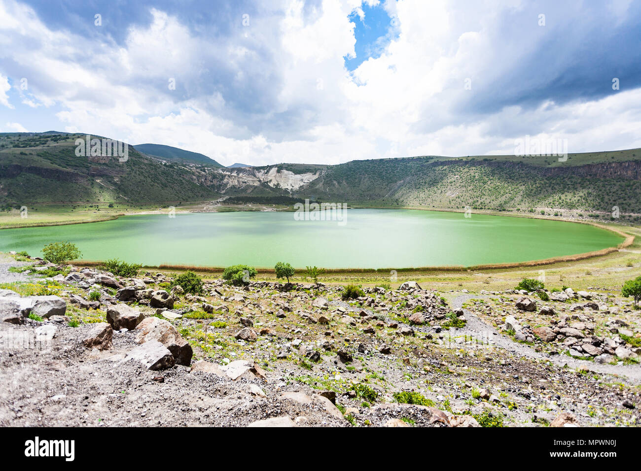 Un viaggio in Turchia - panorama di Narlıgol Crater Lake (lago Nar) nel campo geotermico in Aksaray Provincia di Cappadocia in primavera Foto Stock