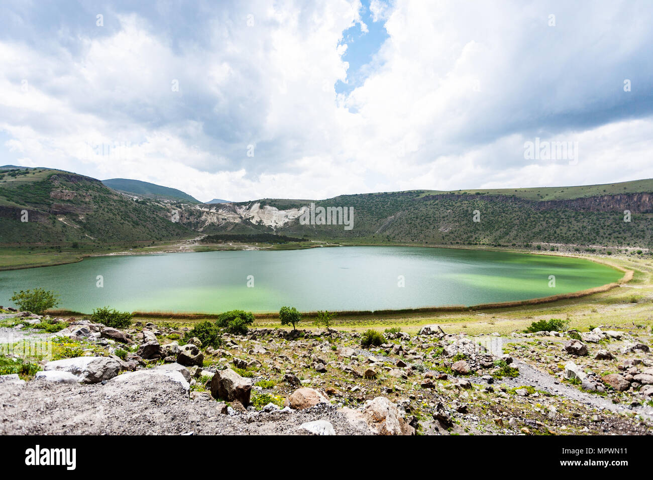 Un viaggio in Turchia - panorama del vulcanico Narlıgol Lake (lago Nar) nel campo geotermico in Aksaray Provincia di Cappadocia in primavera Foto Stock
