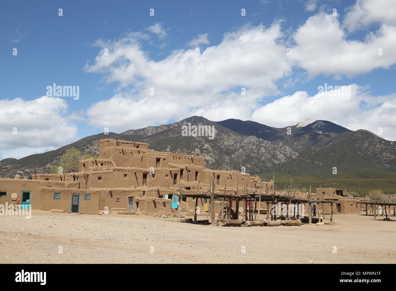 Taos Pueblo di Taos, Nuovo Messico caratteristiche Multi storied Adobe case, San Geronimo chiesa cattolica Foto Stock