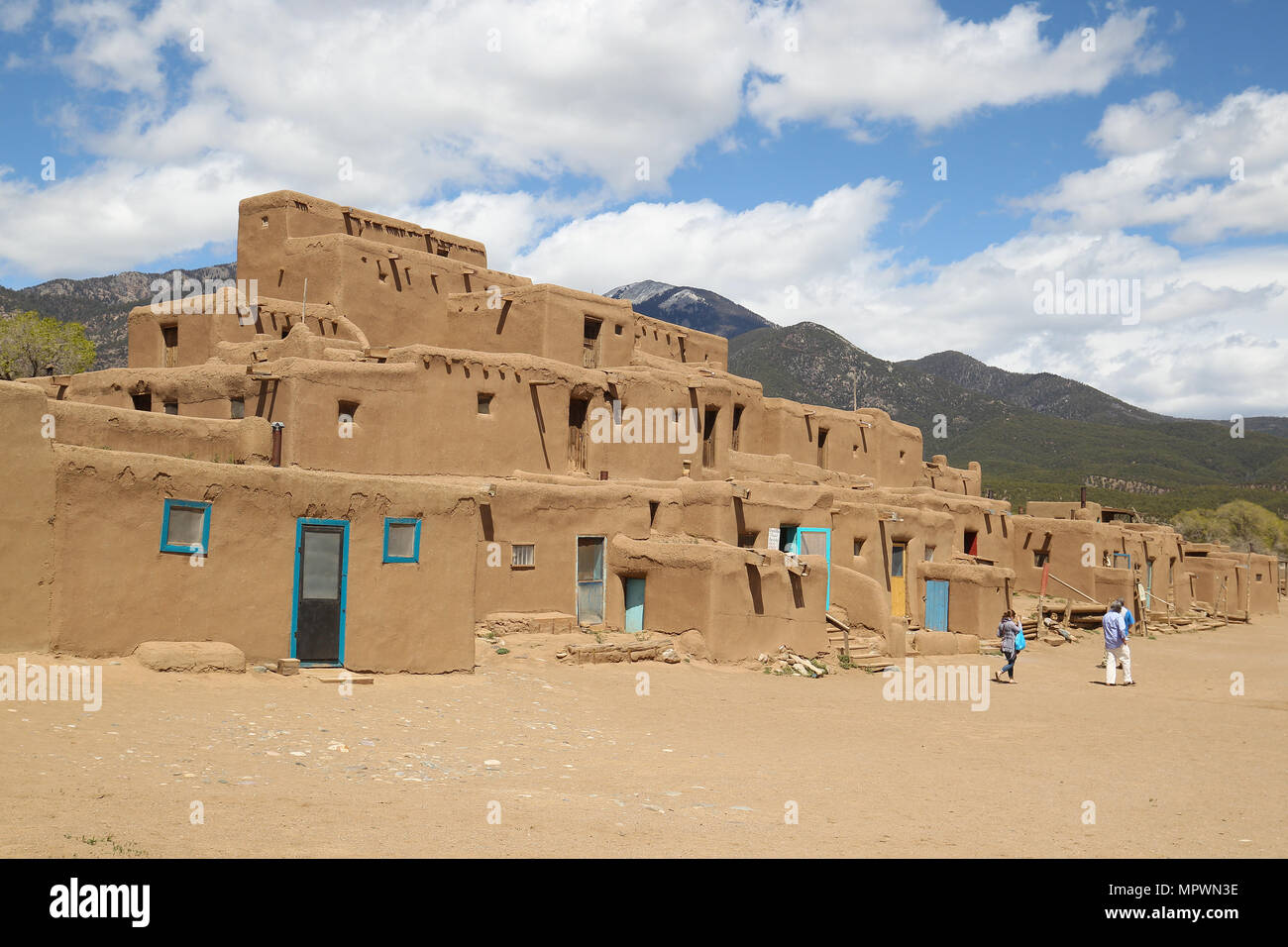 Taos Pueblo di Taos, Nuovo Messico caratteristiche Multi storied Adobe case, San Geronimo chiesa cattolica Foto Stock