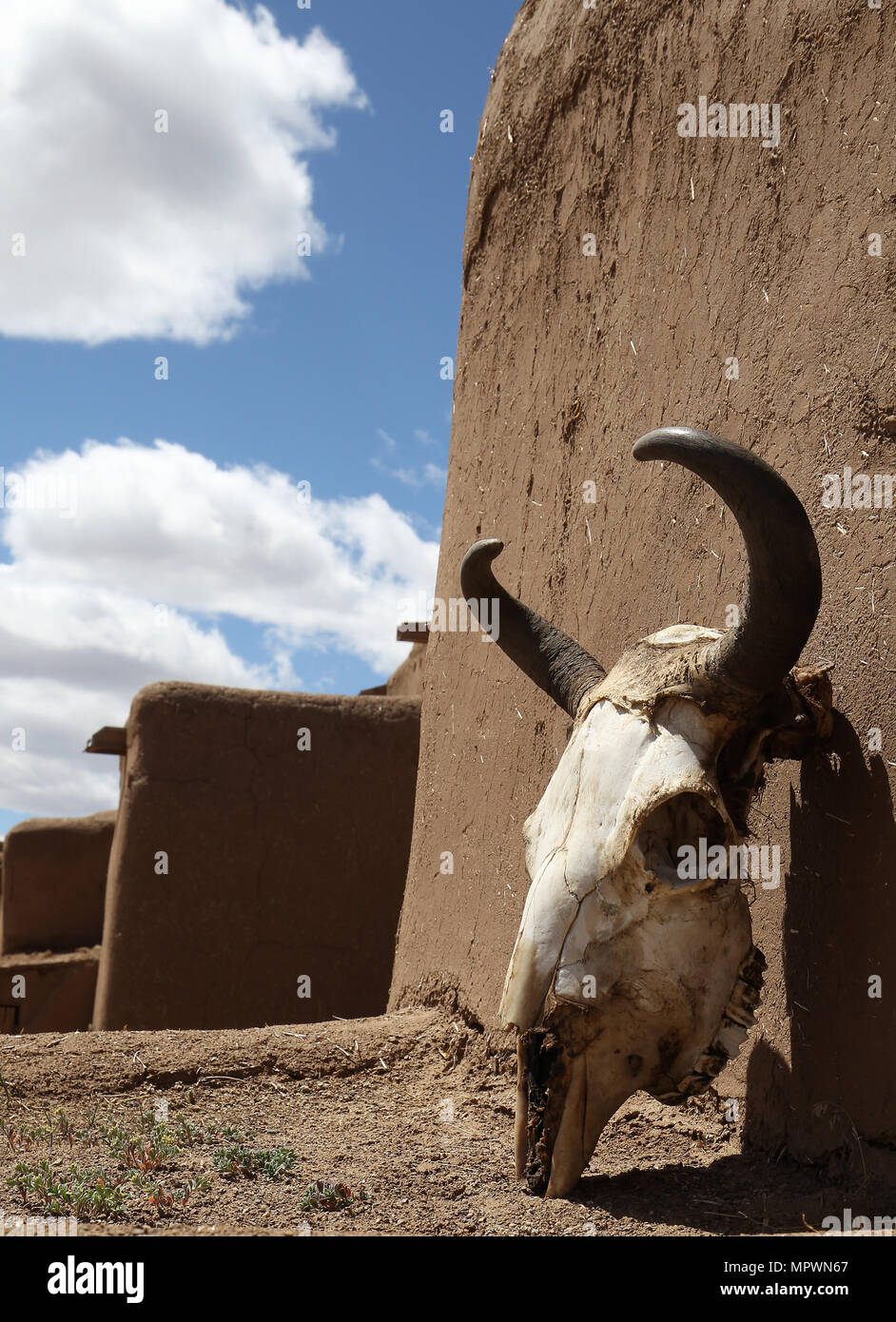 Taos Pueblo di Taos, Nuovo Messico caratteristiche Multi storied Adobe case, San Geronimo chiesa cattolica Foto Stock