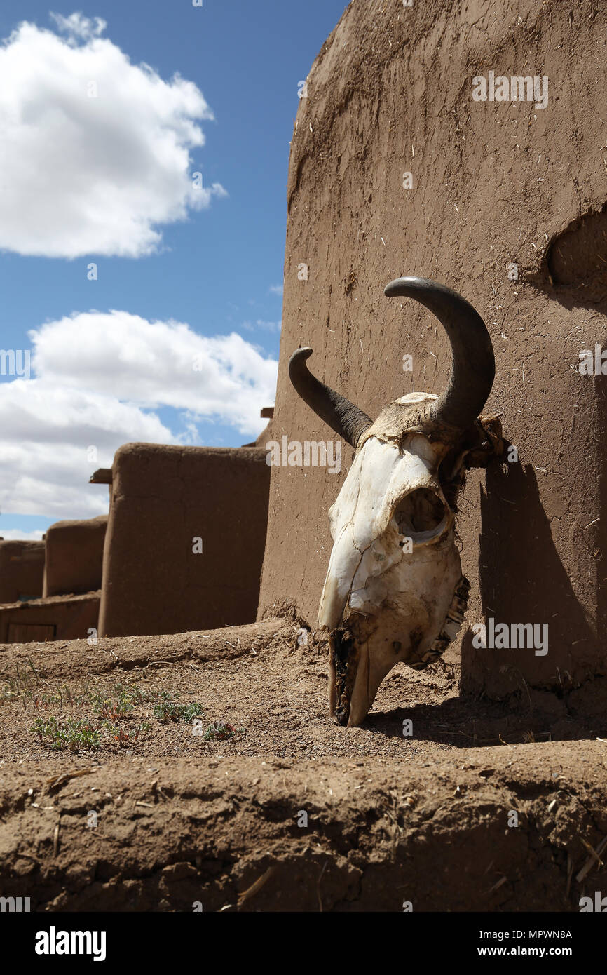 Taos Pueblo di Taos, Nuovo Messico caratteristiche Multi storied Adobe case, San Geronimo chiesa cattolica Foto Stock
