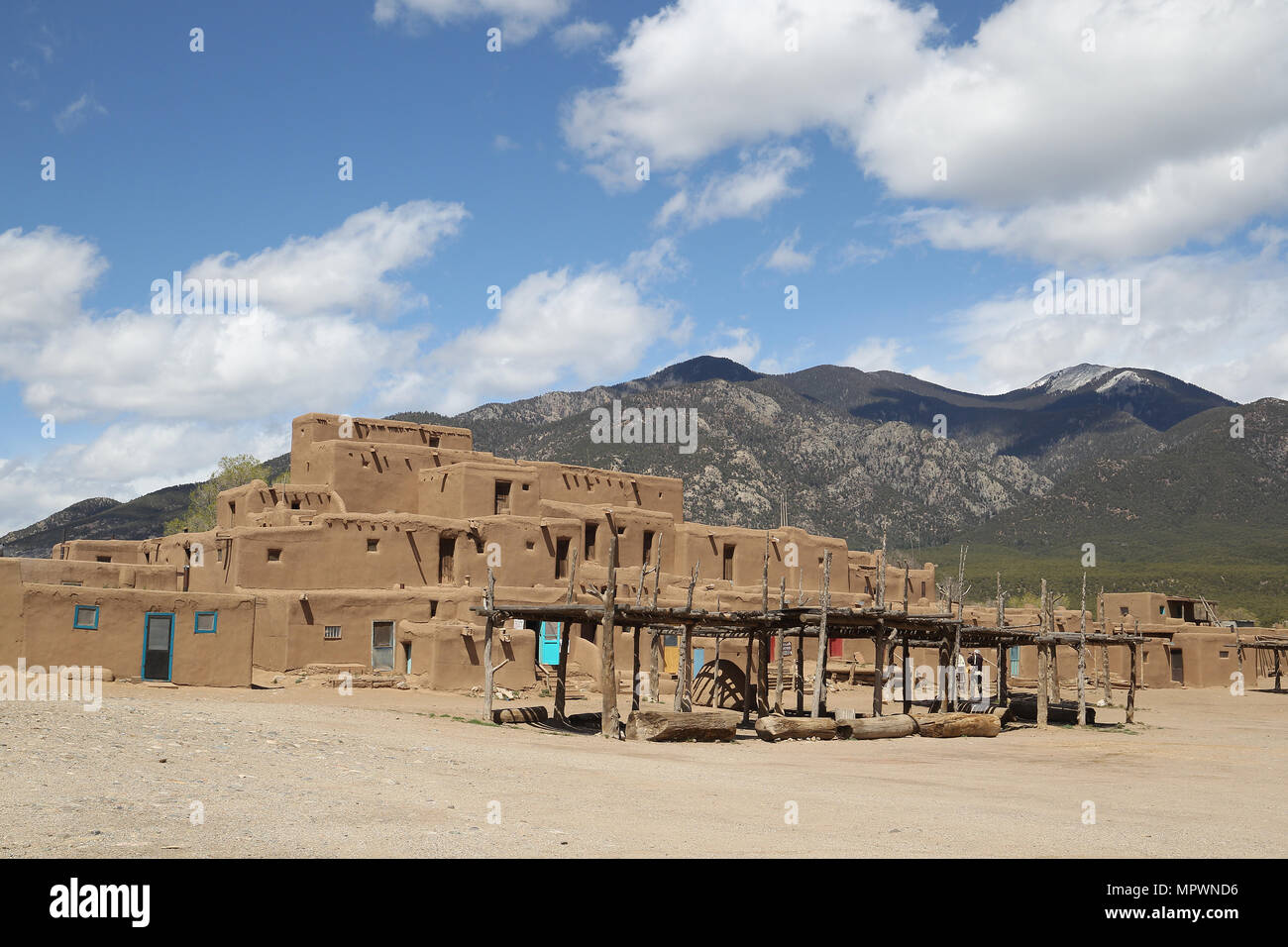 Taos Pueblo di Taos, Nuovo Messico caratteristiche Multi storied Adobe case, San Geronimo chiesa cattolica Foto Stock
